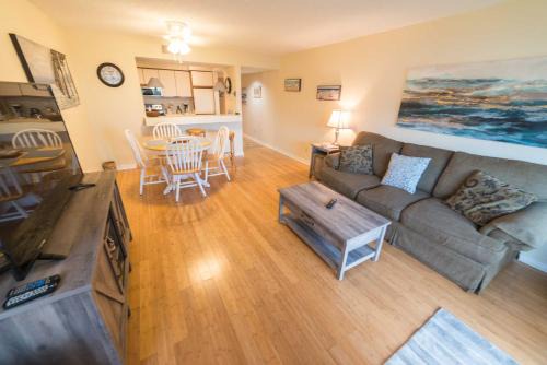 Beach house villa! Screened in porch, with views!