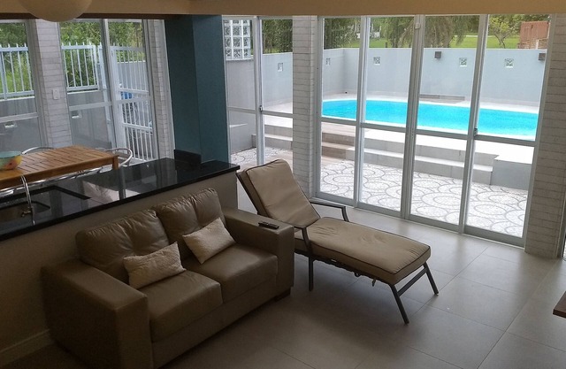 Beach house with pool, barbecue and playground, 250 meters from the beach.