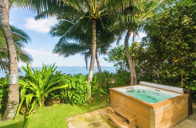 Beach Oasis: Beach front North shore cozy resort with spa and private garden