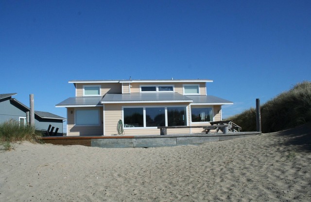 BEACH, OCEAN FRONT, BAY FRONT HOUSE GREAT FOR FAMILIES AND FRIENDS