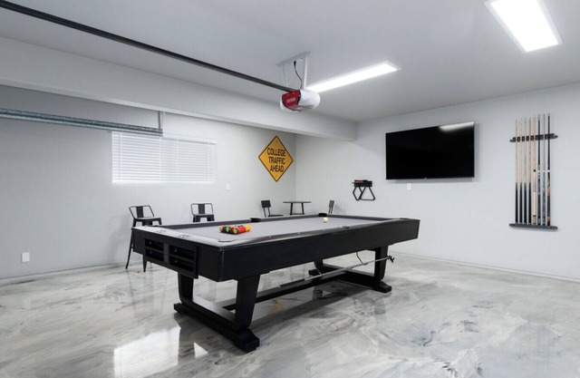 Beach Street Retreat | Sleeps 9 | Game Room