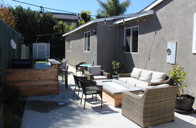 Beach Style Bungalow Disney/Knotts /Newport Beach1.2 mile to ocean.