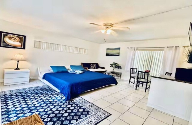 Beach Tide Motel - Studio 1 King bed