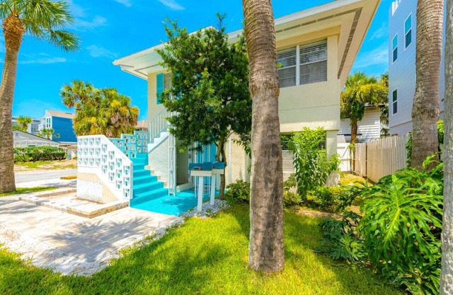 Beach-View Getaway , Sleeps 4, 1 Block from Ocean