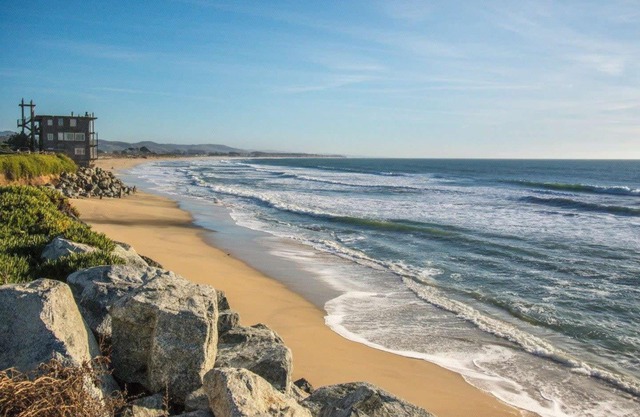 Beach Villa Home - Walk to Beaches, Trails, Restaurants, Activities & more