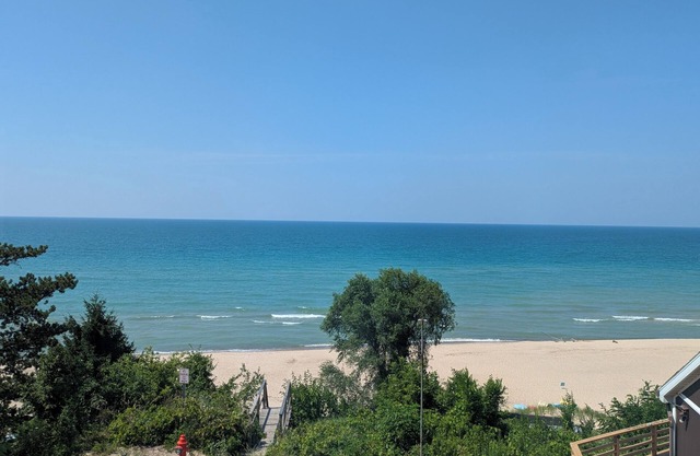 Beachbum's Beachfront 1 brm efficiency apartment- Steps from Lake Mich/Dune Park