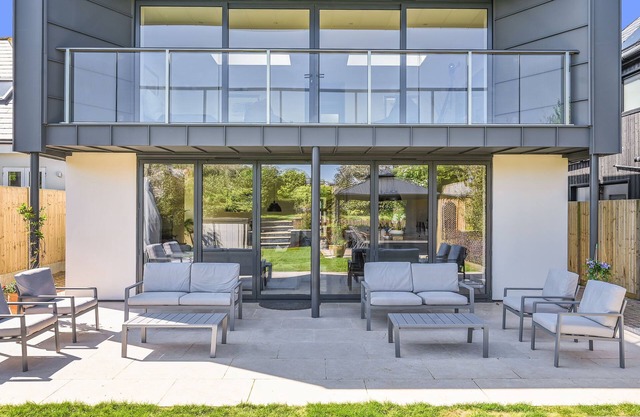 Beachcomber - a holiday by Bloom Stays let that sleeps 8 guests in 4 bedrooms