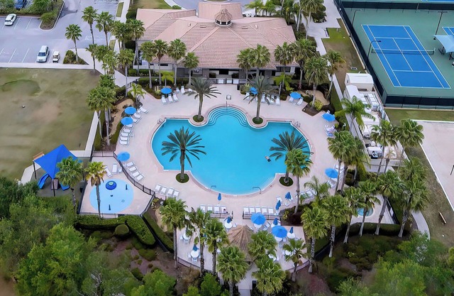 Beaches, Pool & Hot tub, Wifi, 24hr Fitness, Pickle ball, KING BED, Luxury Home!