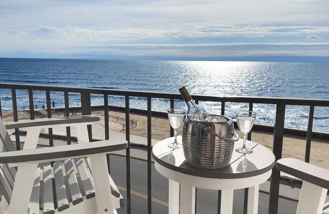 Beachfront 1Br/1Ba condo, free parking & WiFi w/Heated Pool