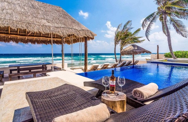 Beachfront 6-bedroom villa in Tankah Bay!