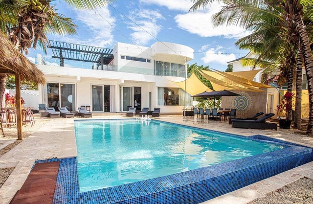 Beachfront 7BD villa with Spectacular Sea Views