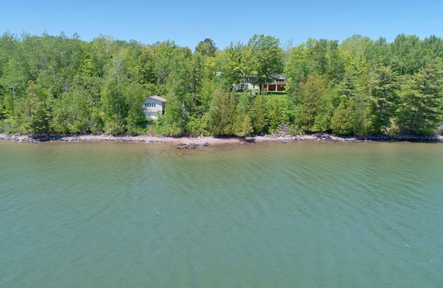 Beachfront and Lakehouse With All of the Comforts!