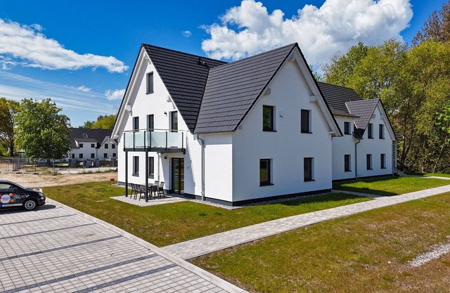 Beachfront apartment with terrace, use of swimming pool and sauna - Rex Rugia apartment 15-1