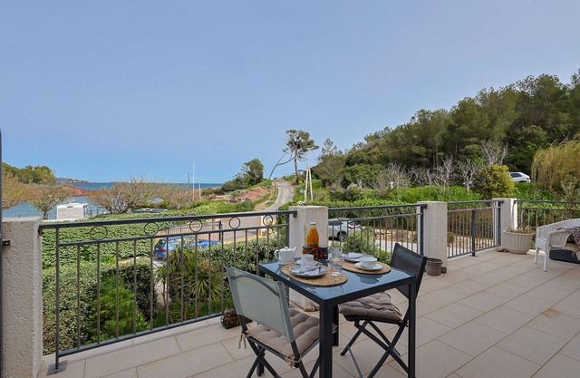 Beachfront apartment for two persons with large patio and underground garage
