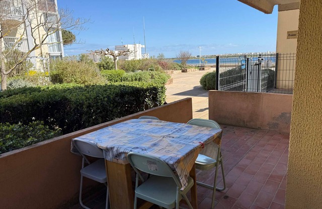 Beachfront Apartment 6 Guests - Terrace, Parking, Near Shops
