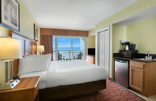 Beachfront Beauty: King Room with Scenic Balcony