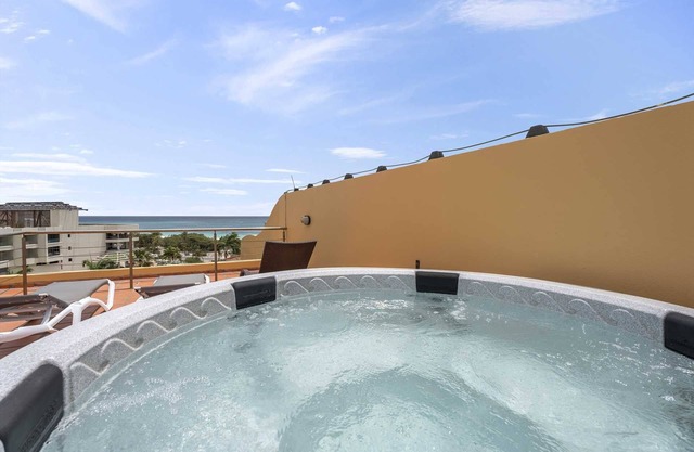 Beachfront - Bella Vista Penthouse 2BR condo - E523