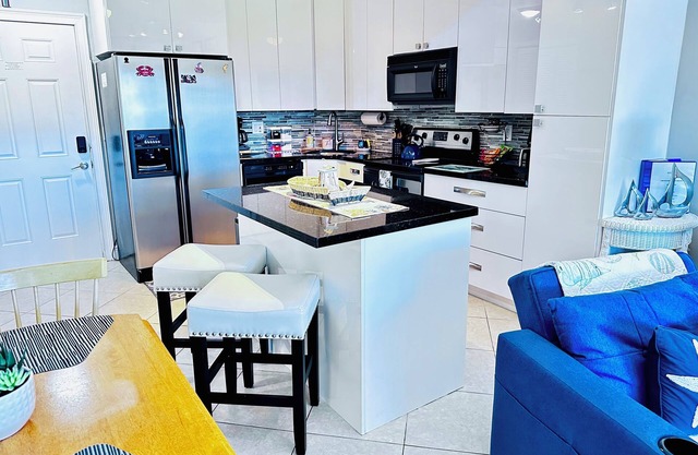 Beachfront Bliss, Stylish 1 bedroom Condo in Ocean Village