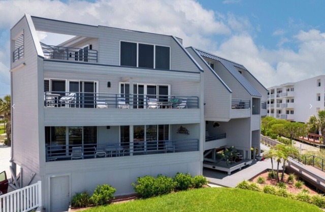 Beachfront Condo- Experience an unforgettable trip offering breathtaking views