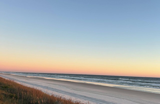 Beachfront condo, first floor, 1 min walk to beach, 3 beds, 20 min to St.Aug.