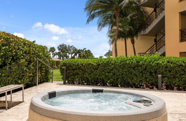 Beachfront - Coral Sea Garden 3BR condo - P116