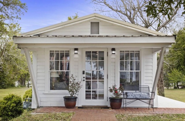 Beachfront cottage in downtown Pass Christian