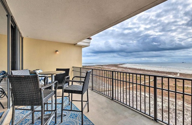Beachfront Dauphin Island Condo Pool Access!