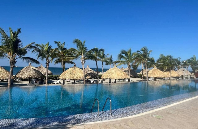 Beachfront Family Escape | 3BR Samaria Club!