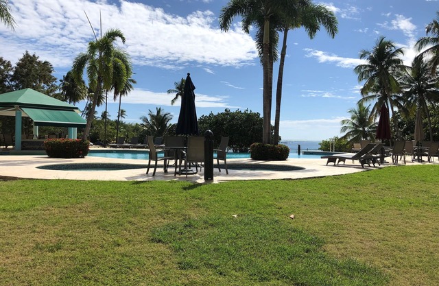 Beachfront family friendly garden condo, full A/C, WiFi, sleeps 6, Smart TV's