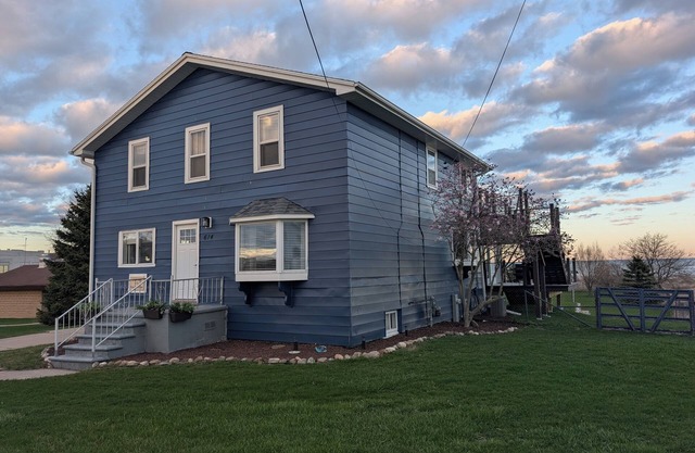 Beachfront home with beautiful view! Spacious 4-bedroom in charming Kewaunee.