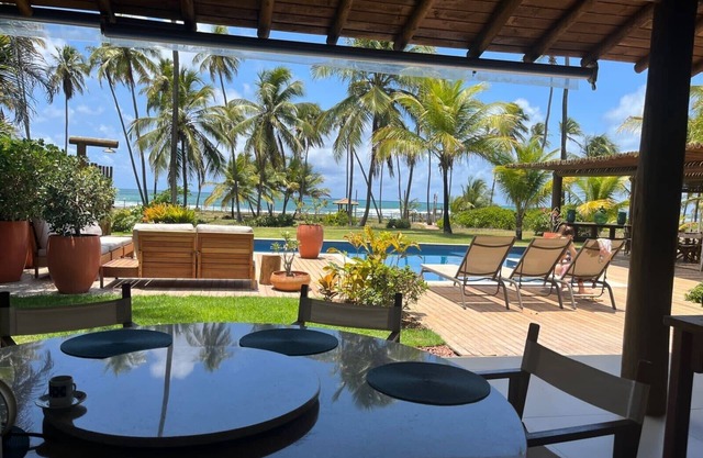 Beachfront house in Praia do Forte, with cook