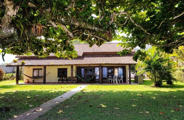 Beachfront house in Enseada Ubatuba, with the best sea view.