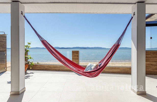 Beachfront House SC – Complete Space