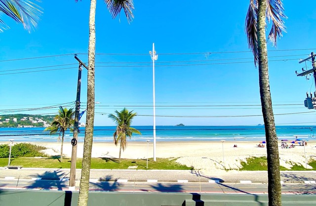 Beachfront house with 9 suites, 6 of which have new air conditioning.