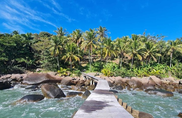 Beachfront House with Private Pier - Veloso and Curral