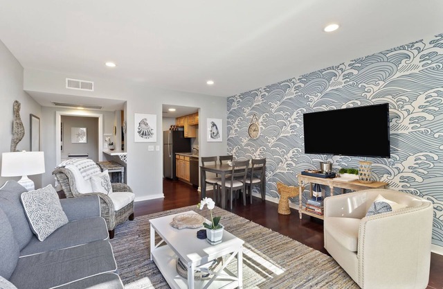 BEACHFRONT Kiawah Villa! 2BR Upscale, Modern! Great West Beach Location!