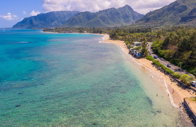 BEACHFRONT Luxe. Swim with turtles! private gated 4 bed/3 bath garage central AC