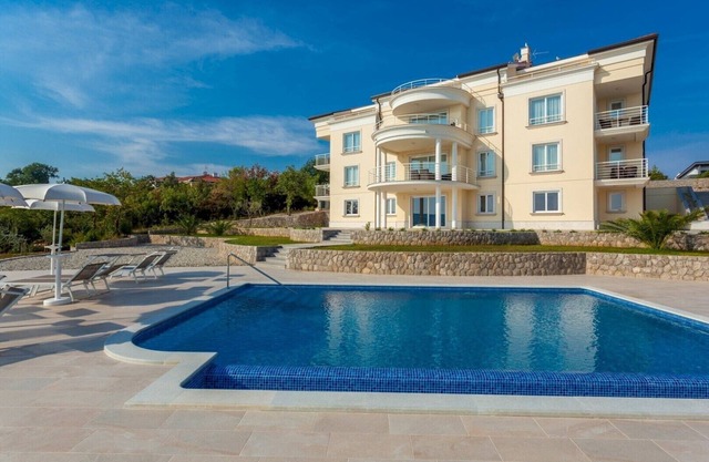 Beachfront luxury apartment Tunera 1* in a villa on Krk