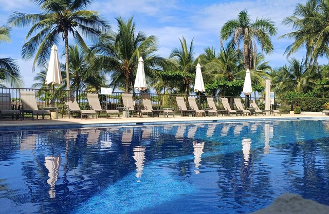 Beachfront Luxury Condo with Direct Access to the Beach, 3 BR, 2 Baths, Balcony!