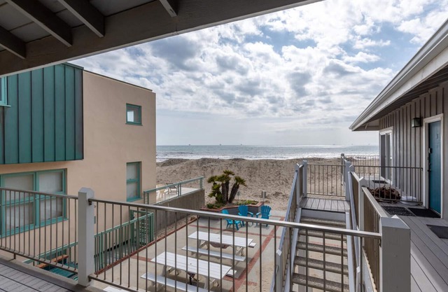 Beachfront on Sandyland – Island views and steps to the sand!