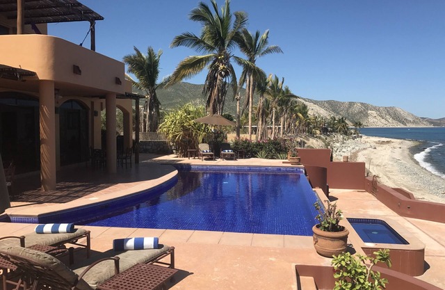 Beachfront on the Sand w/Infinity Edge Pool, Jacuzzi & swimmer friendly beach!