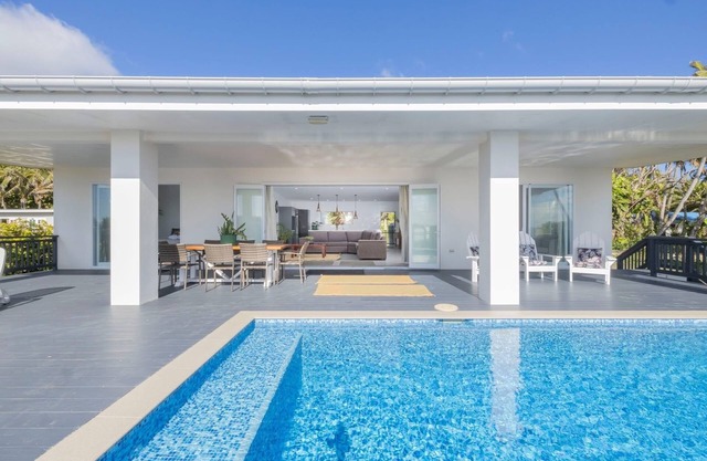 beachfront, private pool, full kitchen n BBQ, free fast wifi w unlimited data