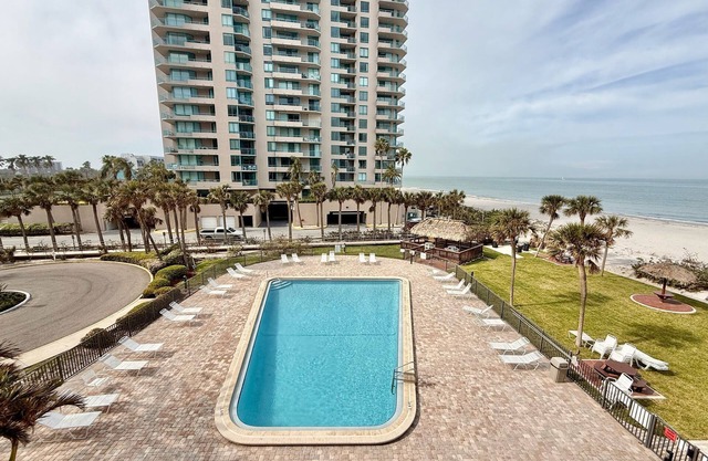 BEACHFRONT PARADISE-WALK TO SAND KEY BEACH/HEATED POOL/BBQ/CLUBHOUSE/PARK/SHOPS!