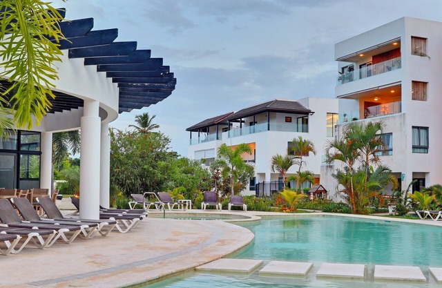 Beachfront Penthouse, Punta Popy 3BR&bath, spa/pool, walk to beach & restaurants