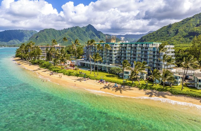 Beachfront Penthouse w/3 Lanais on O’ahu!