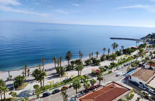 Beachfront, Pool, Wifi, Heating, Family, 6 People, Spacious