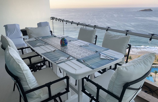 Beachfront, spectacular ocean views, gorgeous pools, one bedroom Open Concept