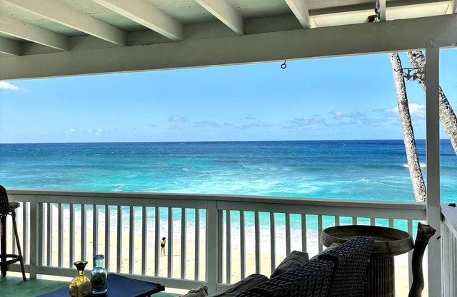 Beachfront Studio in North Shore - Upper Unit