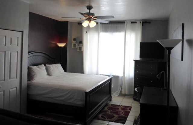 BEACHFRONT STUDIO ON OCEAN DRIVE-slps up to 4