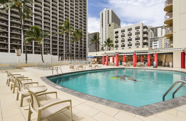 Beachfront Unit, Honolulu Getaway, Onsite Pool